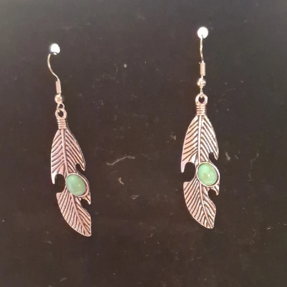 Elegant Feather Earrings with Green Stone - Picture 1 of 1